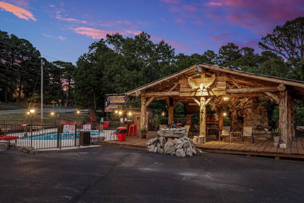 Stonegate Lodge King Bed, Wifi, 50In Roku Tv, Salt Water Pool Room #108 Eureka Springs Luaran gambar