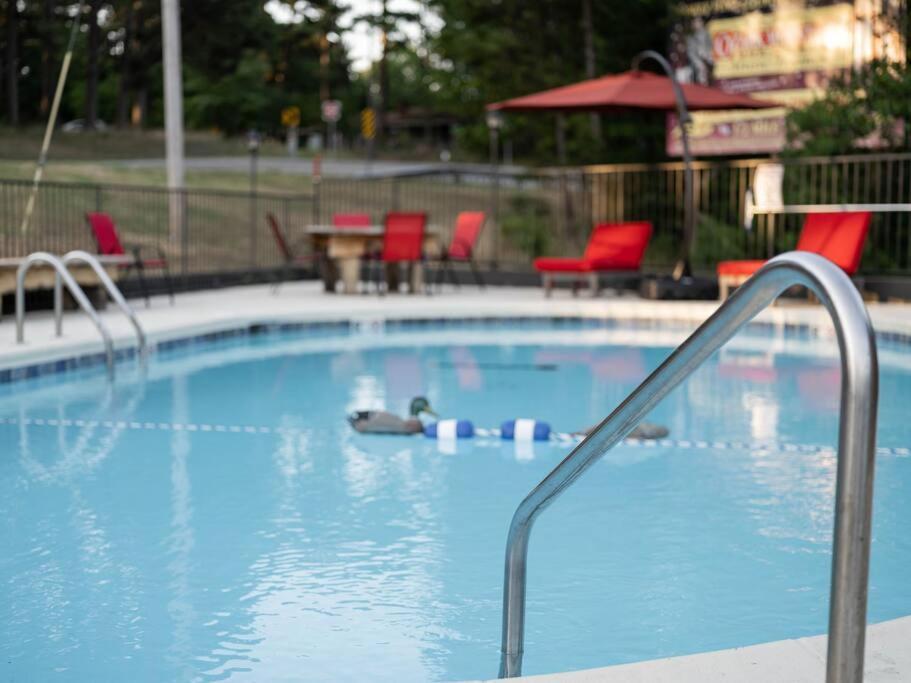 Stonegate Lodge King Bed, Wifi, 50In Roku Tv, Salt Water Pool Room #108 Eureka Springs Luaran gambar