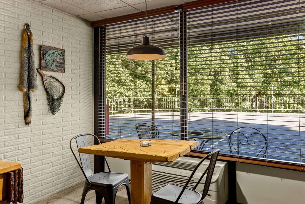 Stonegate Lodge King Bed, Wifi, 50In Roku Tv, Salt Water Pool Room #108 Eureka Springs Luaran gambar